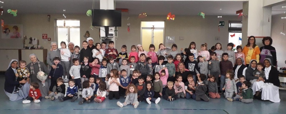 Group photo during the visit of the Provincial Sister Miriam