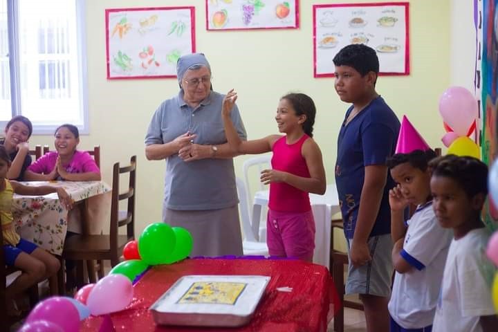 Sister Innocencza Turchi with the children of Casa Padre Carlos Cavina