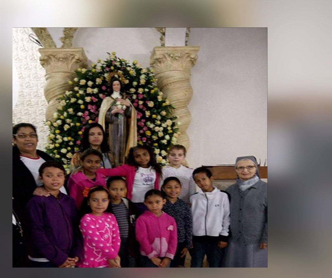 Sister Maria Regina Donatini with the children of Catechism