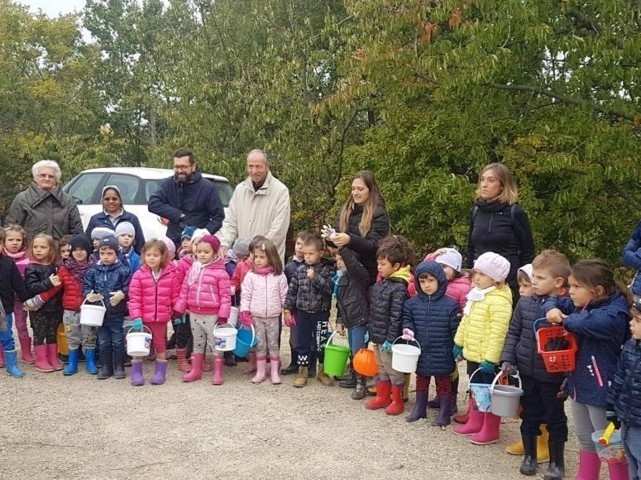 Sr. Annamaria con i bambini della Scuola Materna parrocchiale San Giuseppe.