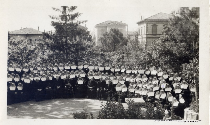 Sisters "Daughters of St Francis de Sales" of the "San Giuseppe" Institute of Lugo in the garden of the Institute (the houses in the background are in viale Miraglia).