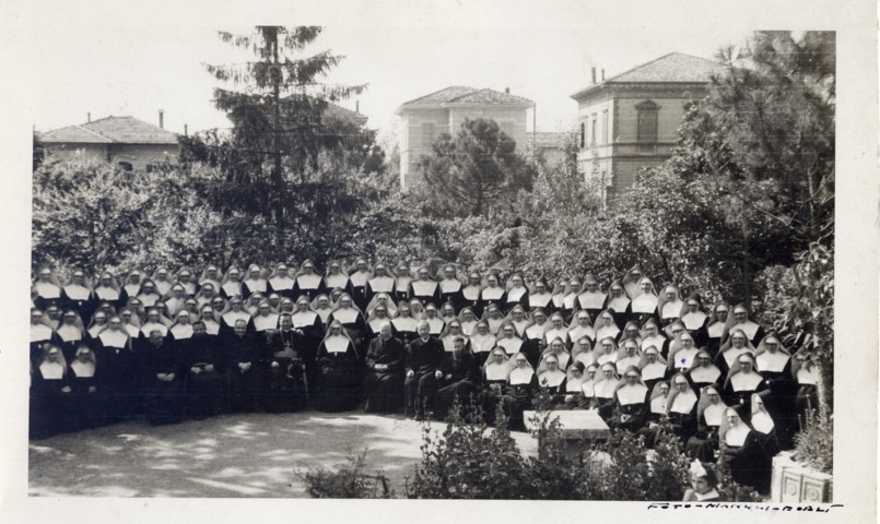 Suore “Figlie di San Francesco di Sales” dell’Istituto “San Giuseppe” di Lugo nel giardino dell’Istituto (le case che si vedono nello sfondo, sono in viale Miraglia).