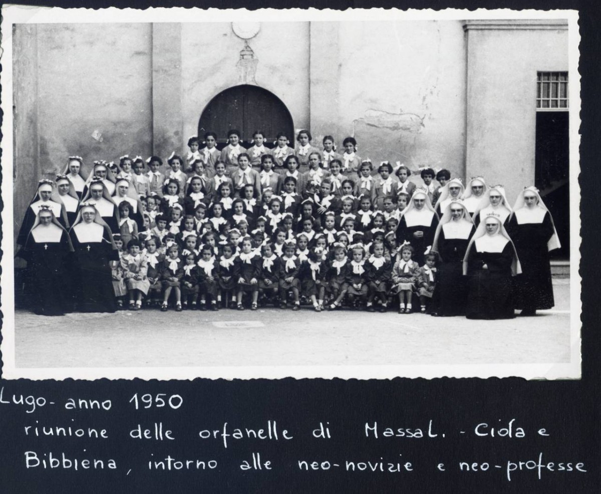 Lugo, Istituto “San Giuseppe” - anno 1950. Riunione delle orfanelle di Massa Lombarda, Ciola e Bibbiena, intorno alle neo-novizie (velo bianco) e alle neo-professe (velo nero) 