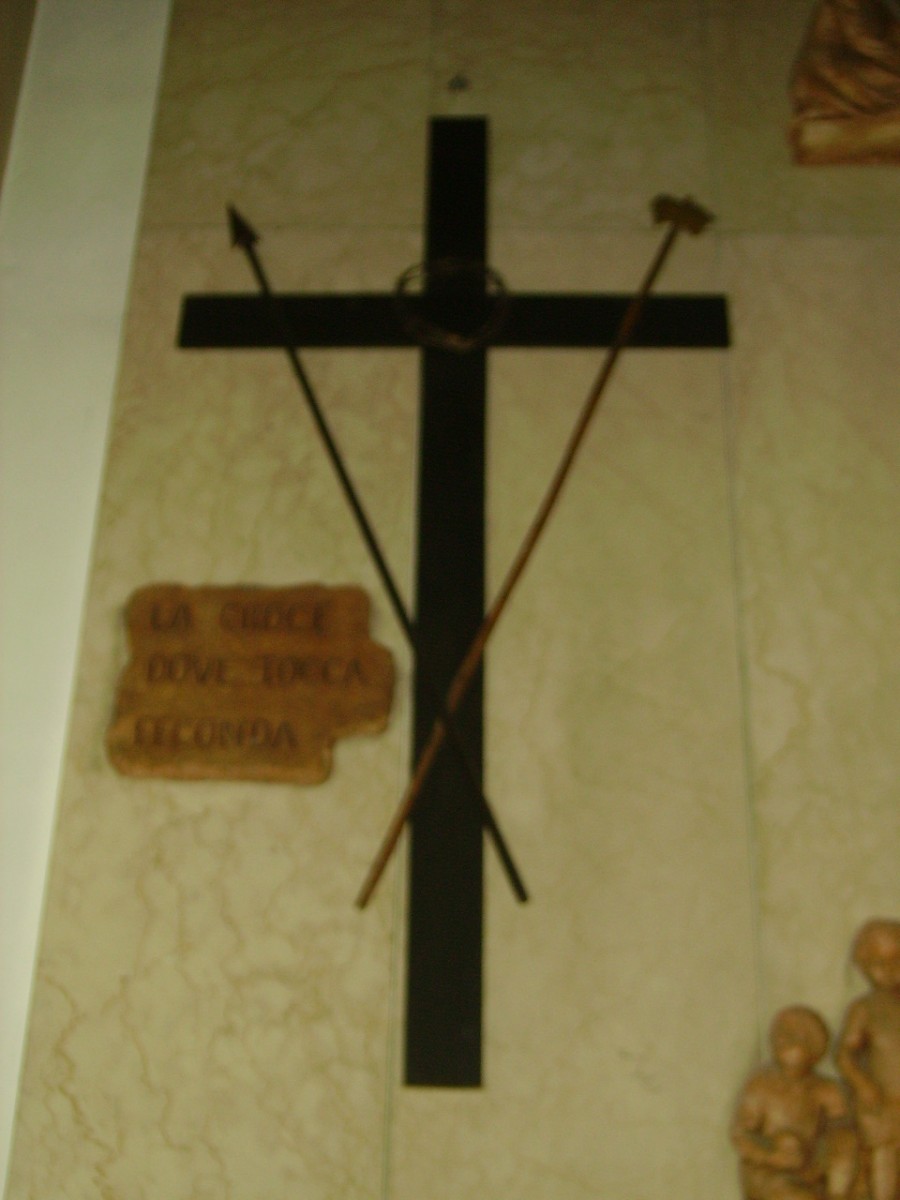 Croce originale: "La croce dove tocca feconda"